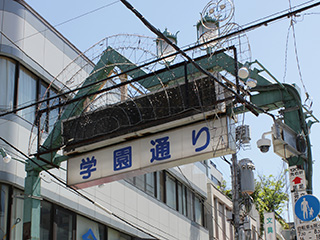 学生の多く、活気にあふれた街