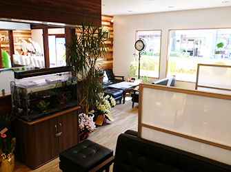 「広々店内でリラックスして相談できました」とお客様からもご好評いただいております。