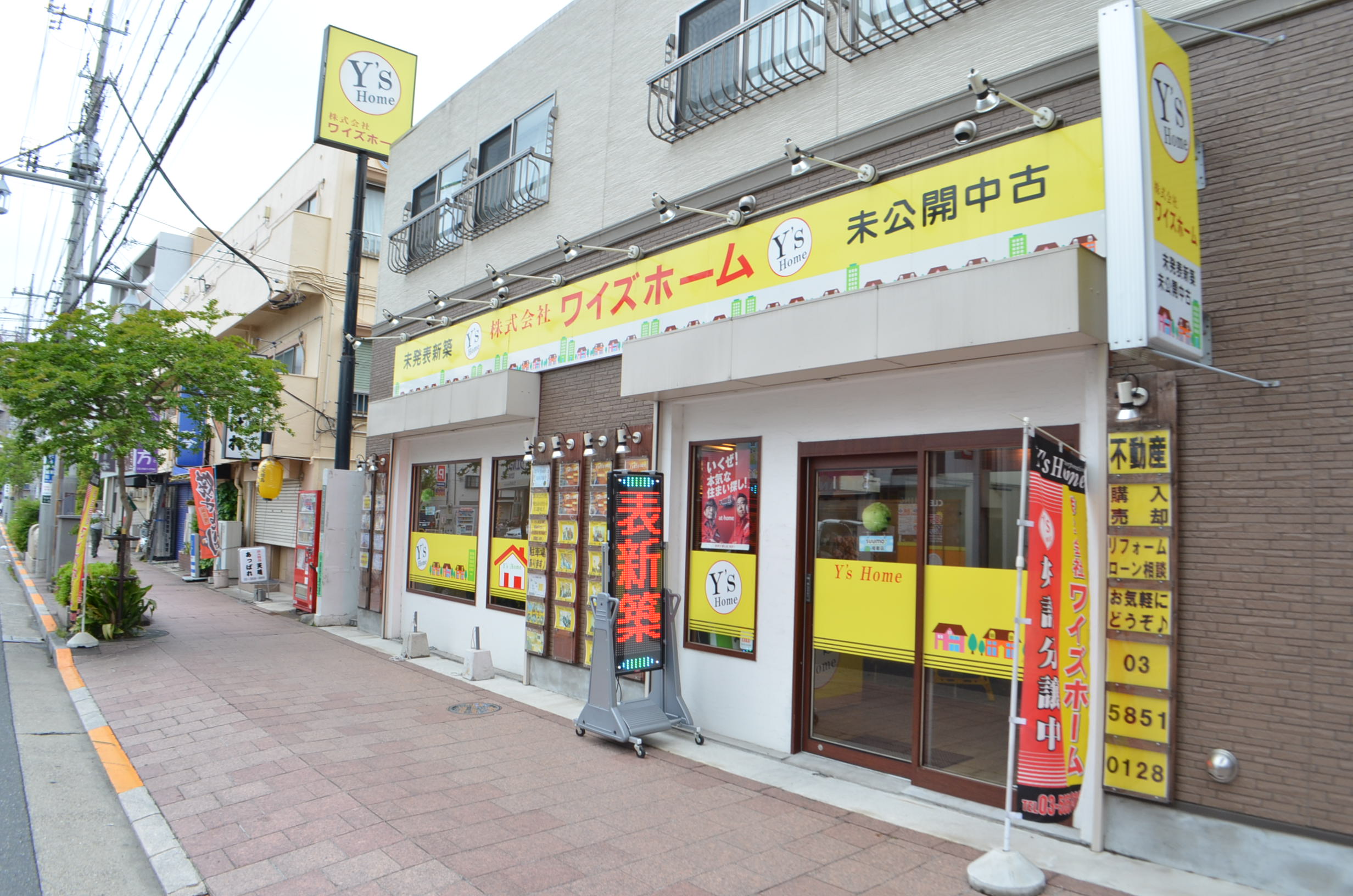 お車でお越しのお客様専用の駐車場もございます。店舗目の前にお停めください。